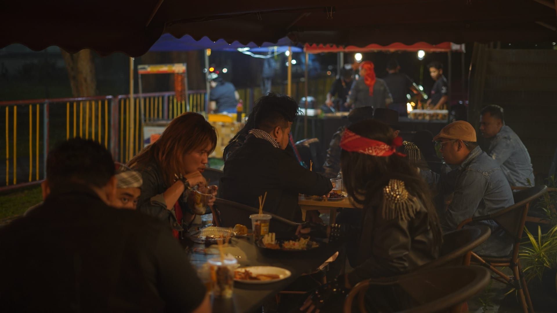 Night outdoor dining at Kona Mokapot